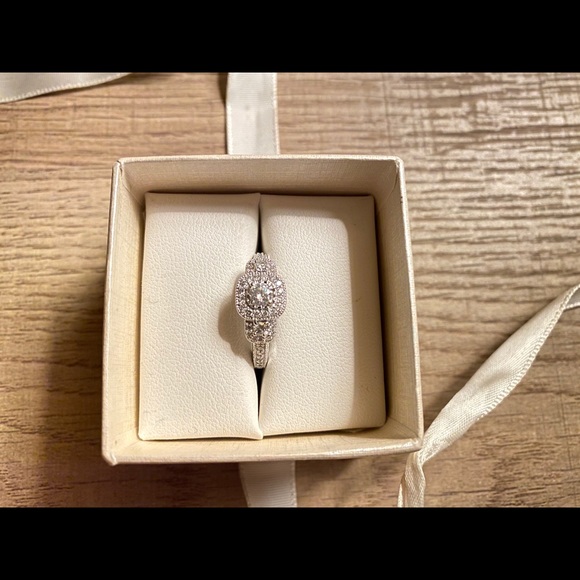 ENGAGMENT RING - Picture 6 of 9